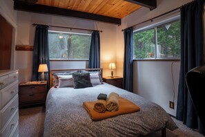 5 bedrooms, desk, free WiFi, bed sheets