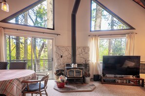 Televisie, tafelvoetbal en een tafeltennistafel