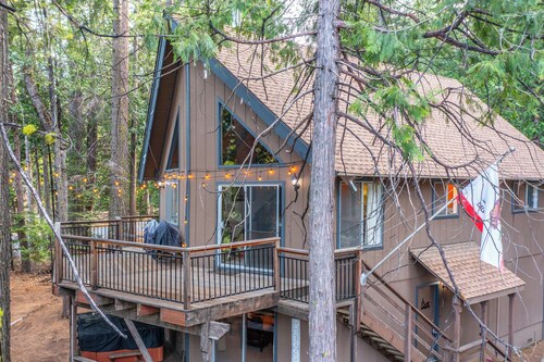 Le Chalet cabin with Hot Tub near Big Trees!