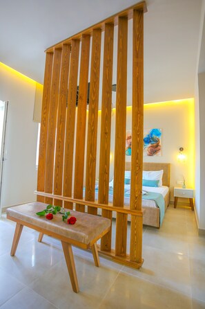 Comfort tweepersoonskamer, balkon, uitzicht op de stad | Een bureau, verduisterende gordijnen, geluiddichte muren