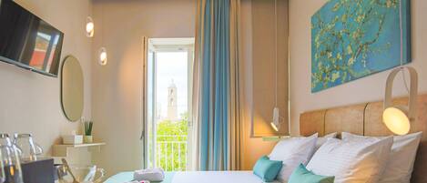 Phòng 4 tiện nghi đơn giản, 2 phòng ngủ, ban công, quang cảnh thành phố | Bàn, màn/rèm cản sáng, phòng cách âm, bàn ủi/dụng cụ ủi quần áo