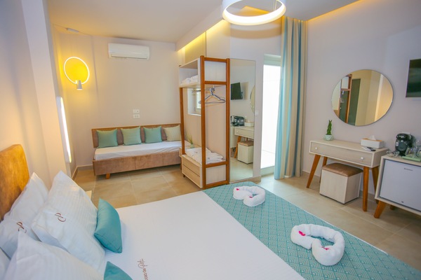 Quarto triplo conforto, terraço, vista para a cidade | Escrivaninha, cortinas blackout, quartos à prova de som