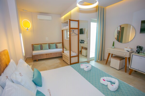 Comfort driepersoonskamer, terras, uitzicht op de stad | Een bureau, verduisterende gordijnen, geluiddichte muren