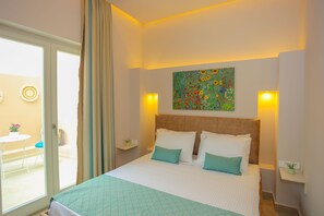 Økonomi-dobbeltrom, terrasse, byutsikt | Skrivebord, blendingsgardiner, lydisolert og strykejern/-brett