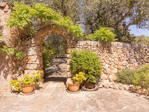 Property grounds - Mal Ric, large rustic Mallorcan-style finca for 8 people with pool (Santanyí)