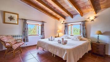 4 chambres, coffres-forts dans les chambres, fer et planche Ă repasser