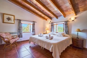 4 bedrooms, in-room safe, iron/ironing board, free WiFi - Mal Ric, large rustic Mallorcan-style finca for 8 people with pool (Santanyí)