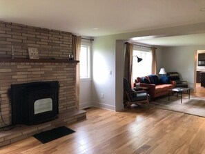 Smart-TV, Kamin, DVD-Player, Arbeitsbereiche