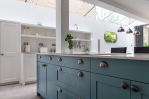 Apartment | Private kitchen | Fridge, microwave, oven, stovetop - 5 Bed Apartment in Clapham (London)