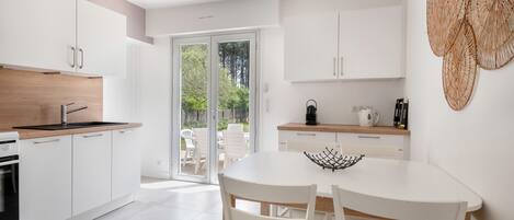 Réfrigérateur, micro-ondes, four, lave-vaisselle