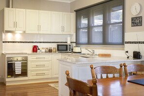 Fridge, microwave, oven, stovetop - "Hemley Cottage" hosted by Halls Gap Accommodation (Halls Gap)