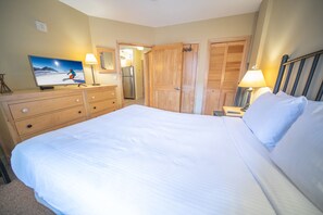 Signature-Apartment, 1 Schlafzimmer, Balkon, Blick auf die Anlage (Silver Mill 8155)