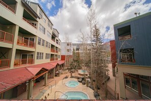 Signature-Apartment, 1 Schlafzimmer, Balkon, Blick auf die Anlage (Silver Mill 8155) | Ausblick vom Zimmer