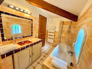 Baignoire à remous, séchoir à cheveux, serviettes fournies