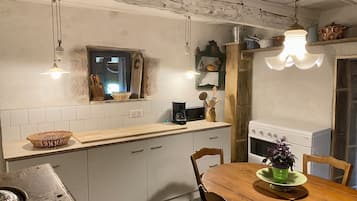 Kylskåp, ugn, spishäll och kaffe- och tebryggare