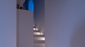 Eine Treppe mit beleuchteten Stufen und einer blauen Wand.