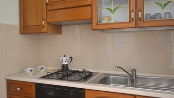 Réfrigérateur, four, cafetiÚre/bouilloire