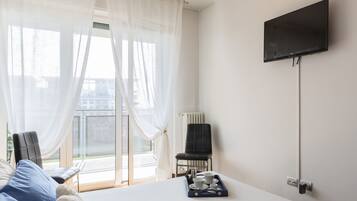 Individually furnished, laptop workspace, iron/ironing board, free WiFi