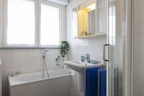 Apartament panoràmic | Bany | Banyera i dutxa independents, assecador de cabells, bidet i tovalloles 