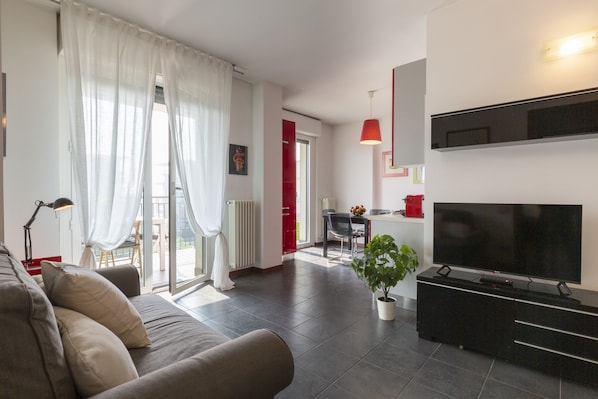 Panoramic-Apartment | Wohnbereich | 40-Zoll-Flachbildfernseher mit Digitalempfang, Fernseher