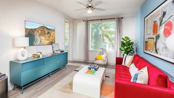 Signature Apartment, Non Smoking, Balcony | Ruang tamu | 50 inci sebuah televisyen pintar dengan satelit, TV