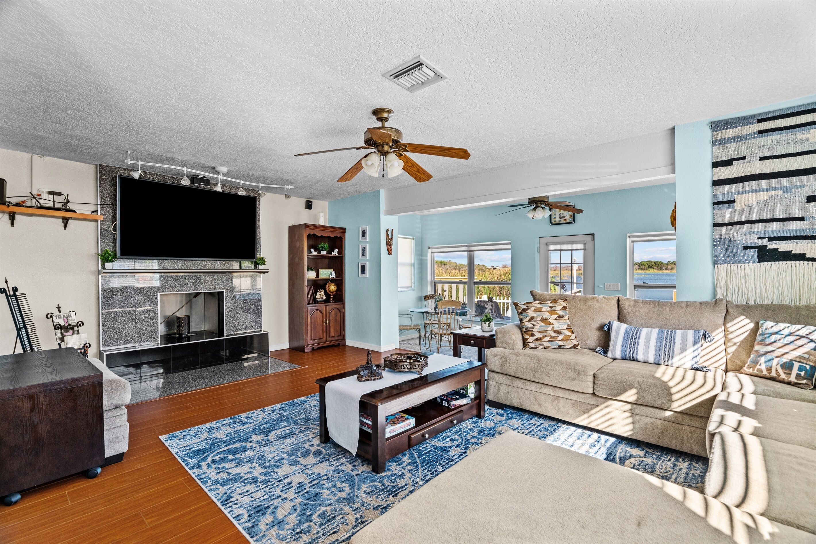 Lake Front | Stunning | King Bed | 6 PPL | Grill