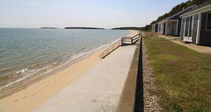 Wellfleet Harbor Facing Adorable Cottage (2308)