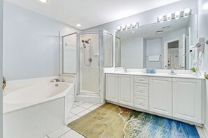 Bañera, secador de pelo y toallas