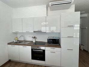 Kühlschrank, Mikrowelle, Ofen, Herdplatte