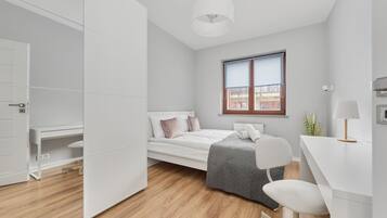 Apartment, 3 Bedrooms, 2 Bathrooms | 3 bedrooms, desk, laptop workspace, bed sheets