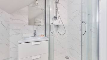 Apartment, 3 Bedrooms, 2 Bathrooms | Bathroom | Shower, towels