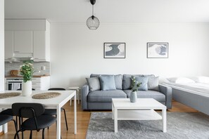 พรีเมียมอพาร์ทเมนท์ | บริเวณนั่งเล่น | สมาร์ททีวี 40 นิ้ว พร้อมช่องเคเบิล, ทีวี