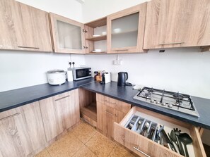 Réfrigérateur, micro-ondes, four, grille-pain