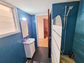 Shower, free toiletries, towels, toilet paper - CityCenter Rooms Next to the Beach (Larnaca)