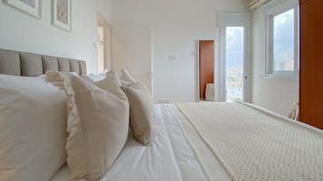 City Apartment | 2 bedrooms, in-room safe, blackout curtains, iron/ironing board