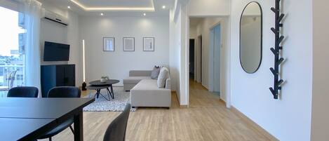 Apartamento urbano | Área de estar | Smart TV 40 polegadas com canais digitais, TV