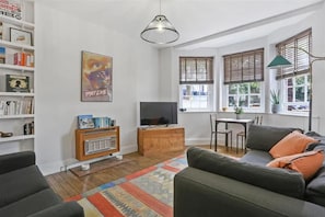 Apartment, 2 Queen Beds | Living area