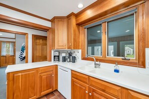 Mikrowelle, Geschirrspüler, Wasserkocher mit Kaffee-/Teezubehör, Toaster