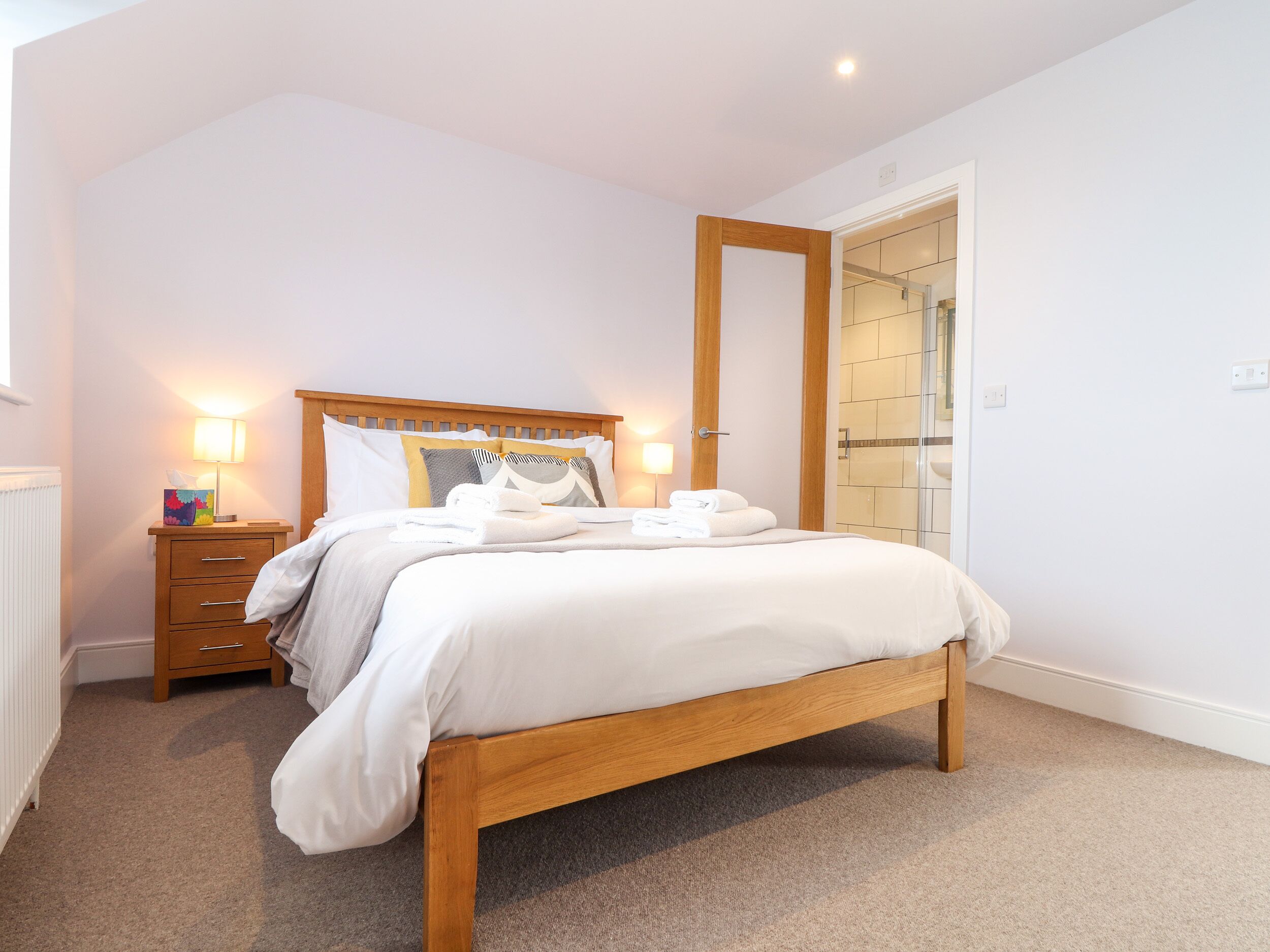 4 عدّة غرف نوم وبديكورات فريدة لكل غرفة وطراز فريد لكل وحدة