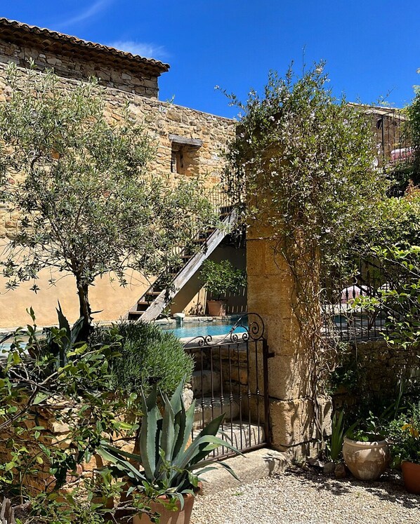 Outdoor pool - Original 19th c. Bedroom. Spacious, Stylish and Romantic (Aigaliers)