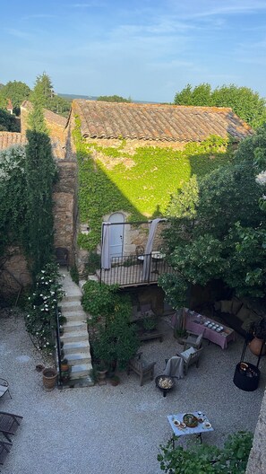 Terrace/patio - Original 19th c. Bedroom. Spacious, Stylish and Romantic (Aigaliers)