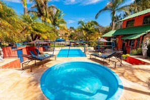Piscine extérieure, parasols de plage