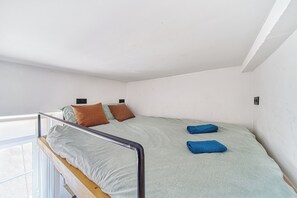 1 slaapkamer, een bureau, een strijkplank/strijkijzer, reisbedje