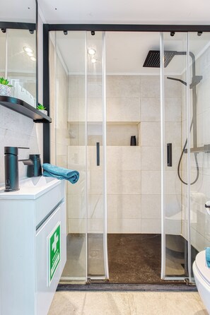 Een douche, een haardroger, handdoeken, zeep