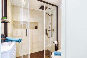Ducha, secador de pelo, toallas y jabón