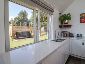 كوخ | مطبخ خاص | ثلاجة، غسالة أطباق، غلّاية كهربائية، مستلزمات طهي/أطباق/أوعية