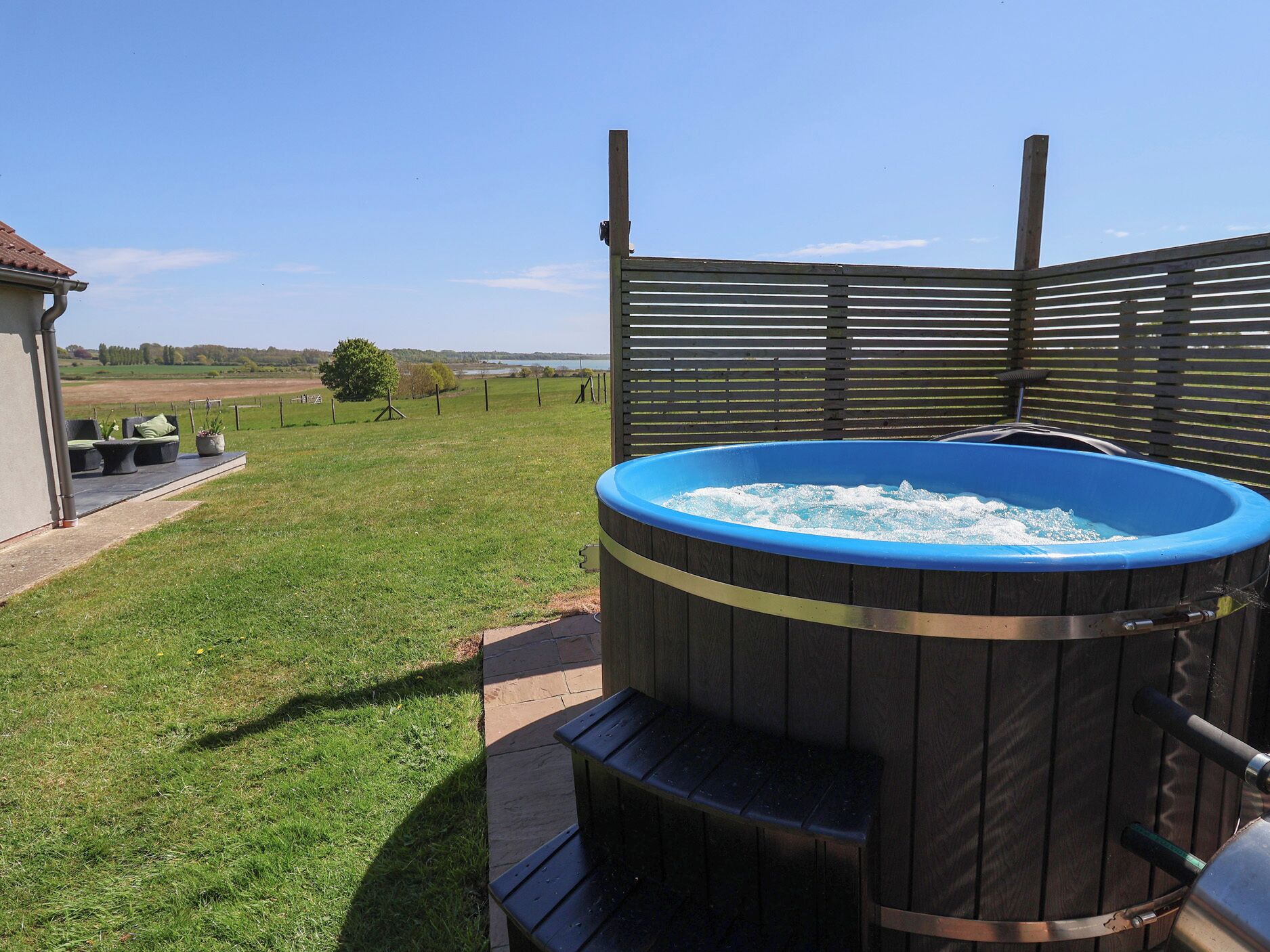 Cottage | Outdoor spa tub