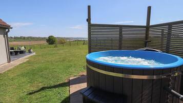 Cottage | Outdoor spa tub