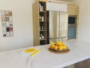 Réfrigérateur, micro-ondes, four, plaque de cuisson