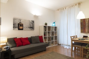 Comfort Apartment | Living area | 32-inch flat-screen TV with digital channels, TV - notaMi - Dimora Certosa (Milan)